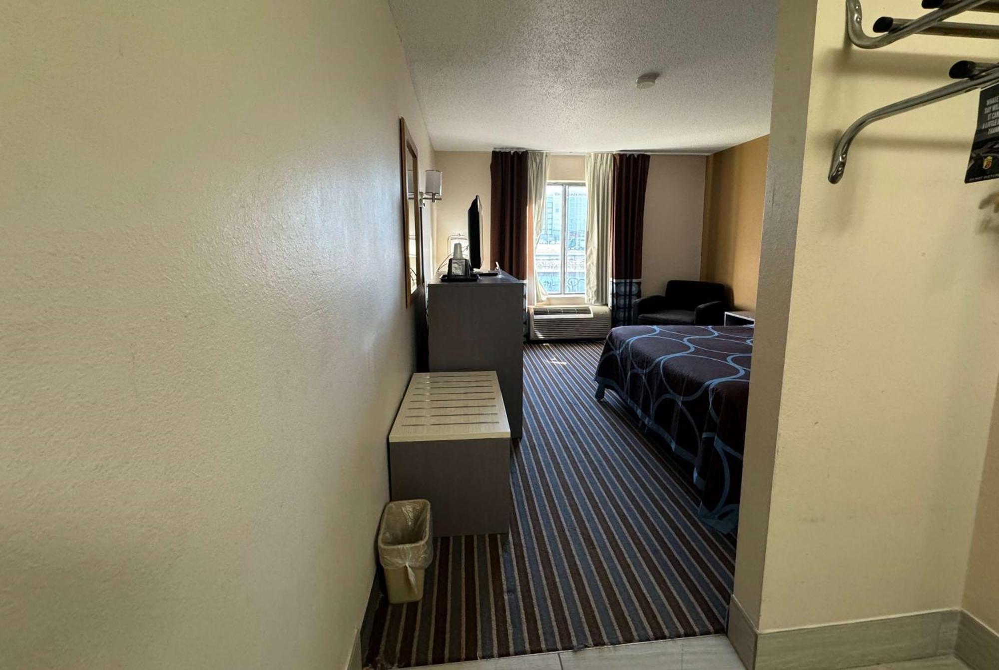 Отель Super 8 By Wyndham Columbia Clark Lane Экстерьер фото